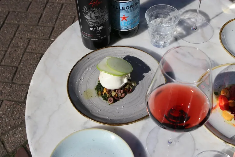 Burrata met granny smith appel, bleekselderij, pistache en lavas