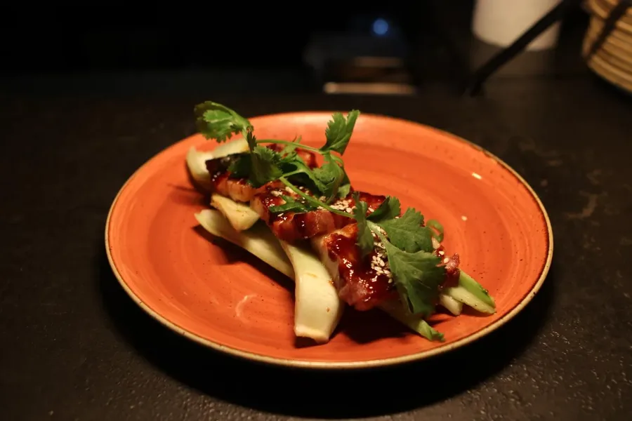 Geroosterd buikspek met hoisin, boksoi en koriander