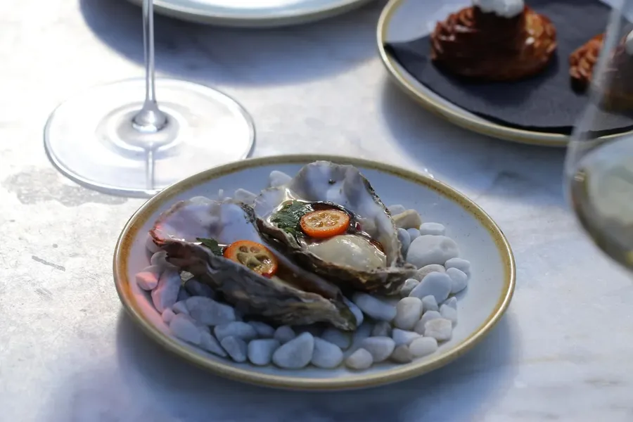 Oester met soja, calamansi, chillipeper en shiso
