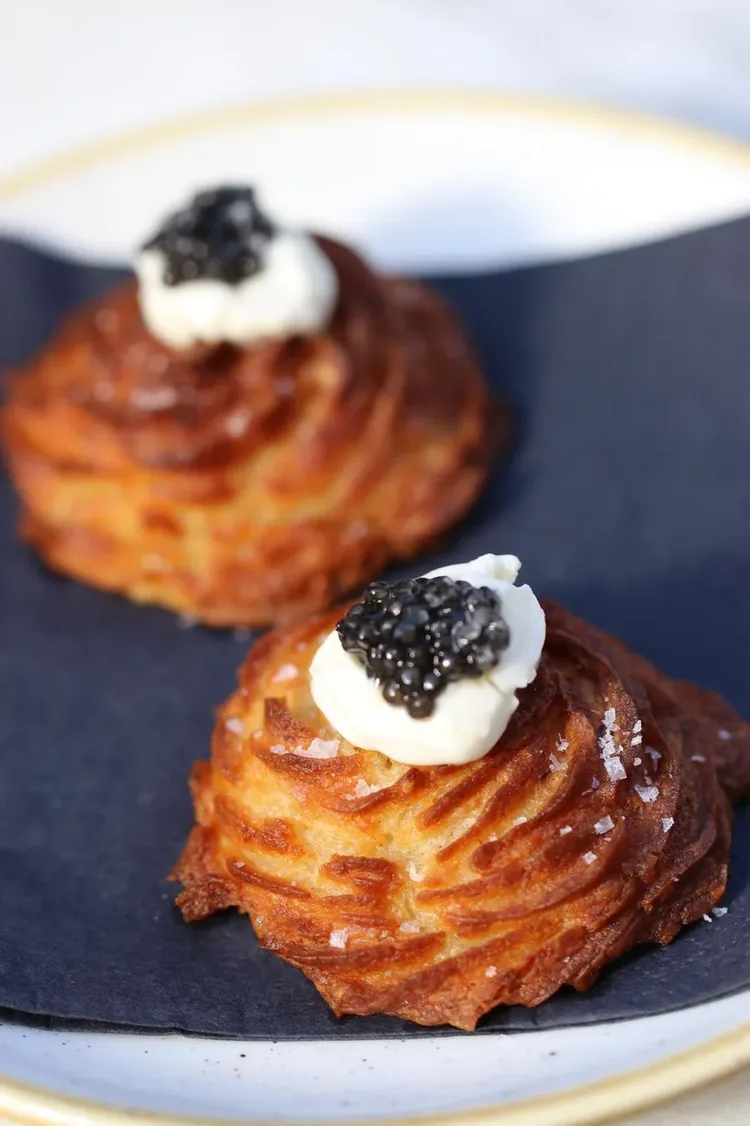 Pommes Duchesse met crème fraîche en kaviaar