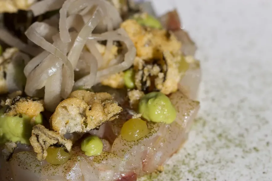Tartaar van zeebaars met avocado, limoen en nori